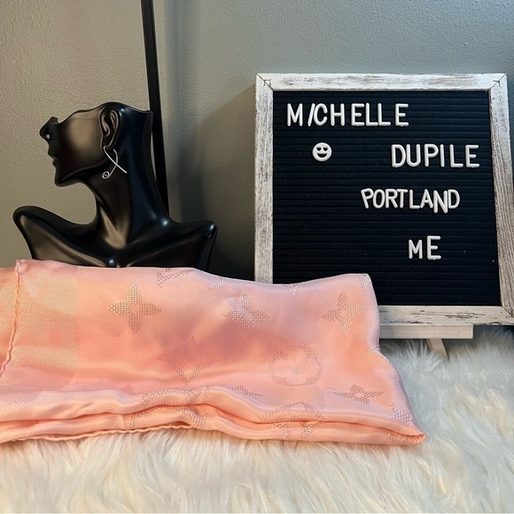 LOUIS vuitton pink silk scarf - Picture 1 of 14